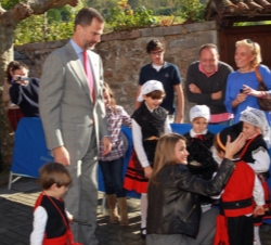 Sus Altezas Reales los Príncipes de Asturias saludan a unas niños vestidas con el traje tipico de Teverga